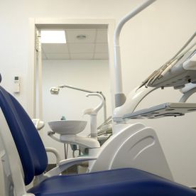 Clínica Dental Eva María Millan Prado silla en consultorio odontológico